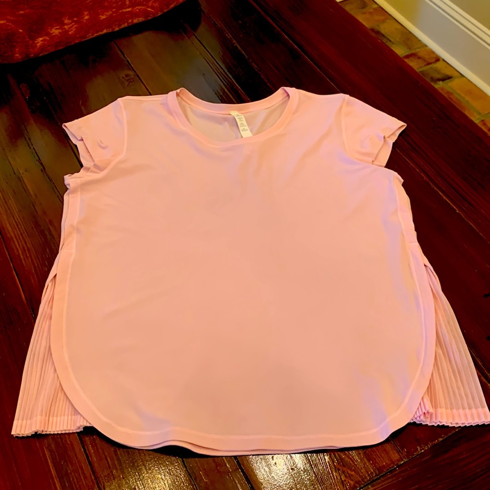 Lululemon size 10 baby pink shirt with pleated on the side super cute